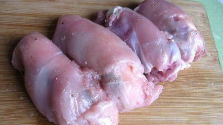 Рецепт куриных рулетиков с сырным соусом