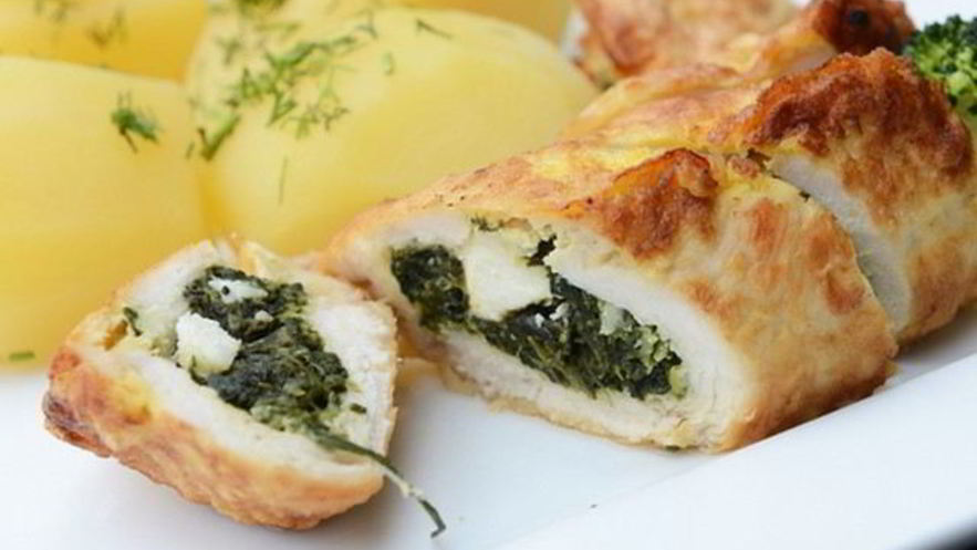 Рецепт куриных рулетиков с сыром, шпинатом и оливками