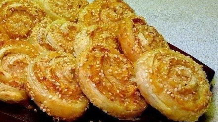 Рецепт куриных рулетиков со слоеным тестом
