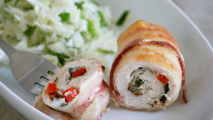 Рецепт куриных рулетиков в беконе