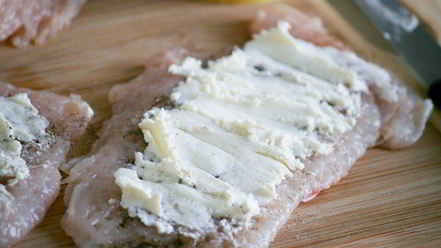 Рецепт куриных рулетиков в беконе