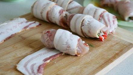 Рецепт куриных рулетиков в беконе