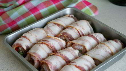 Рецепт куриных рулетиков в беконе