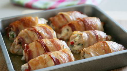 Рецепт куриных рулетиков в беконе
