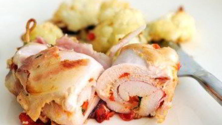 Рецепт куриных рулетов с жареными перцами, прошутто и моцареллой