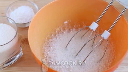 Рецепт меренгового рулета с малиной