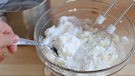 Рецепт меренгового рулета с малиной