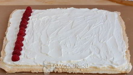 Рецепт меренгового рулета с малиной