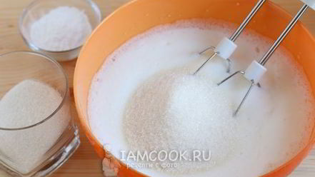 Рецепт меренгового рулета с малиной