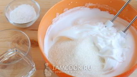 Рецепт меренгового рулета с малиной