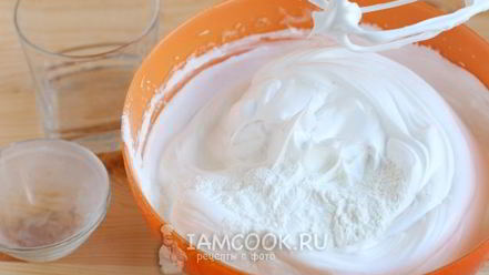 Рецепт меренгового рулета с малиной