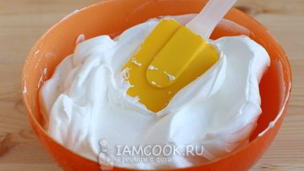 Рецепт меренгового рулета с малиной