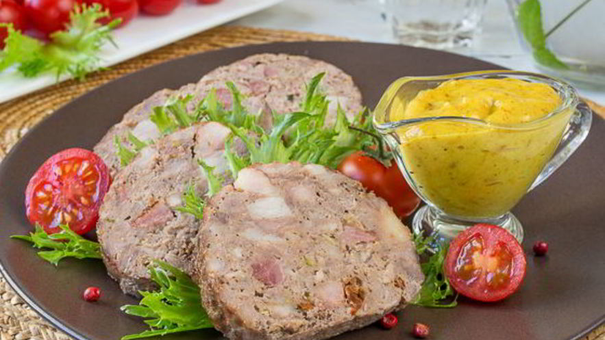 Рецепт мясного рулета с копченой грудинкой