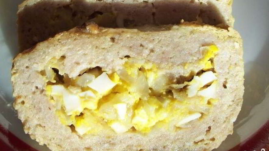 Рецепт мясного рулета с яйцом и луком