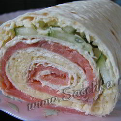 Рецепт Рулета из лаваша с сыром, огурцом и семгой