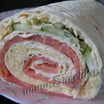 Рулет из лаваша с сыром, огурцом и семгой