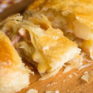 Рецепт Рулета из слоеного теста с колбасой