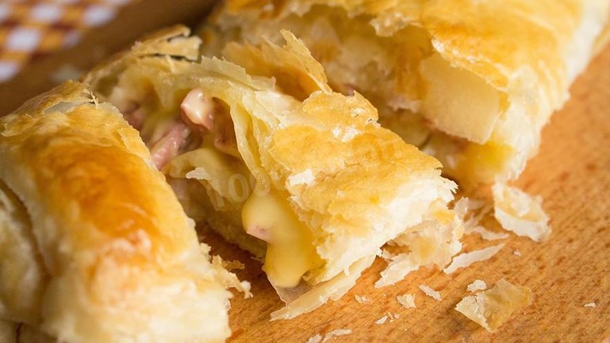 Рецепт рулета из слоеного теста с колбасой