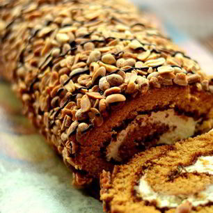 Рецепт Рулета медового с карамелью и арахисом