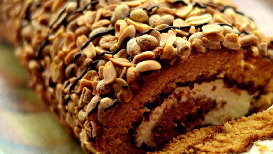 Рецепт рулета медового с карамелью и арахисом