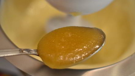 Рецепт рулета медового с карамелью и арахисом