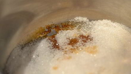 Рецепт рулета медового с карамелью и арахисом