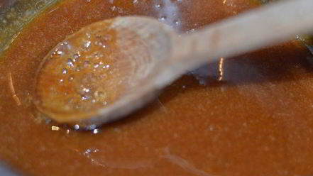 Рецепт рулета медового с карамелью и арахисом