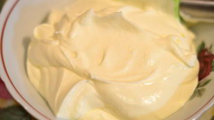 Рецепт рулета медового с карамелью и арахисом