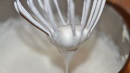 Рецепт рулета медового с карамелью и арахисом