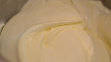 Рецепт рулета медового с карамелью и арахисом