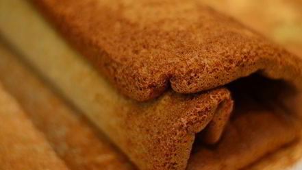 Рецепт рулета медового с карамелью и арахисом