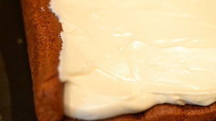 Рецепт рулета медового с карамелью и арахисом