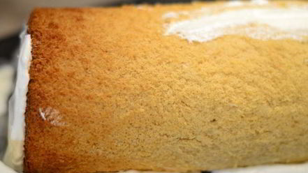 Рецепт рулета медового с карамелью и арахисом