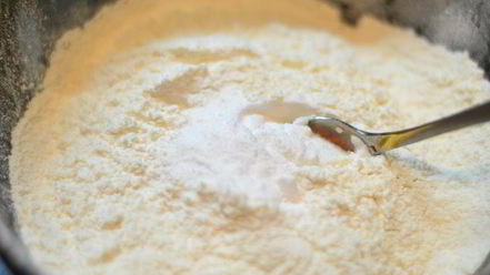 Рецепт рулета медового с карамелью и арахисом