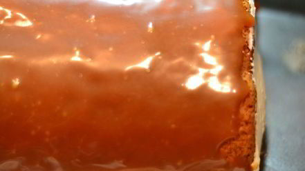 Рецепт рулета медового с карамелью и арахисом