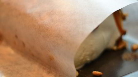 Рецепт рулета медового с карамелью и арахисом