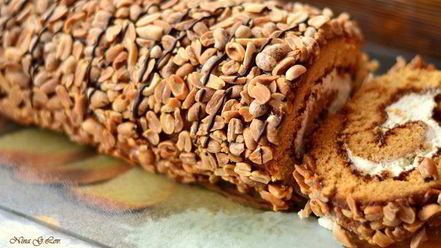 Рецепт рулета медового с карамелью и арахисом