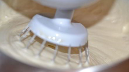 Рецепт рулета медового с карамелью и арахисом