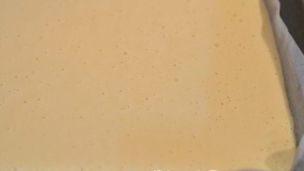 Рецепт рулета медового с карамелью и арахисом