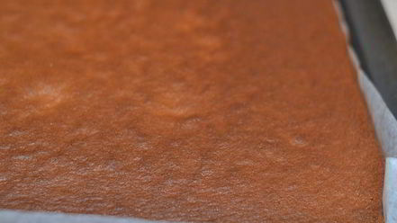 Рецепт рулета медового с карамелью и арахисом