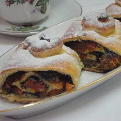 Рецепт Рулета с курагой и маком