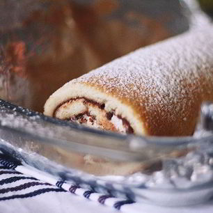 Рецепт Рулета с шоколадным ганашем и взбитыми сливками