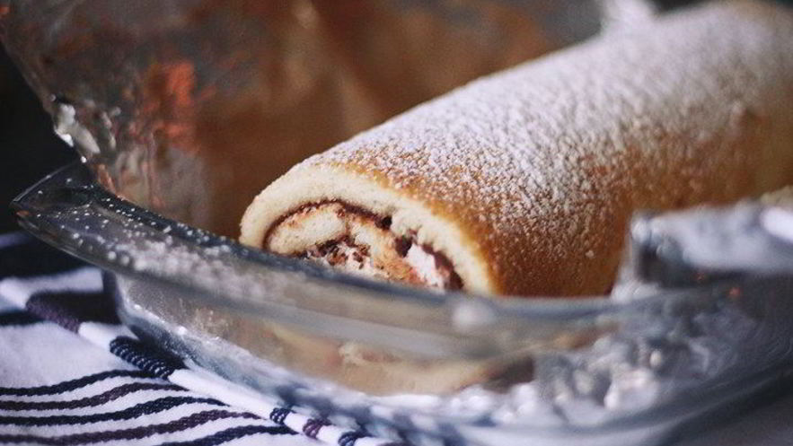 Рецепт рулета с шоколадным ганашем и взбитыми сливками