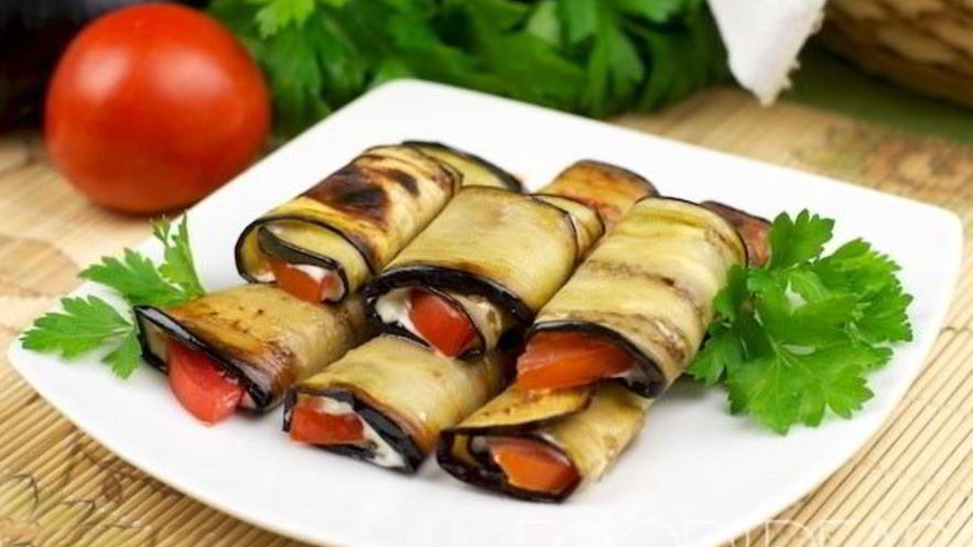 Рецепт рулетиков из баклажанов с помидорами
