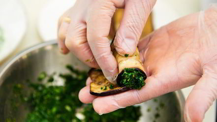 Рецепт рулетиков из баклажанов со шпинатом