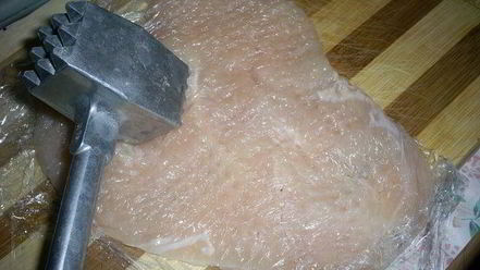 Рецепт рулетиков из куриной грудки, запеченные под сметанно-чесночным соусом