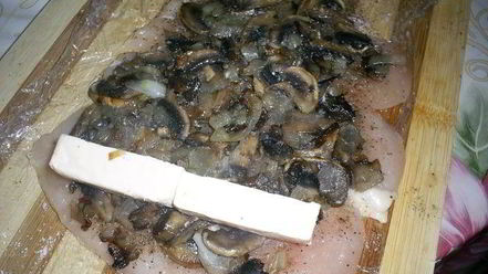 Рецепт рулетиков из куриной грудки, запеченные под сметанно-чесночным соусом