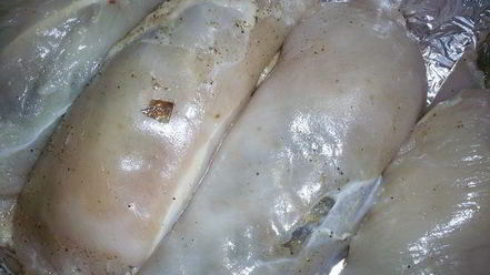 Рецепт рулетиков из куриной грудки, запеченные под сметанно-чесночным соусом