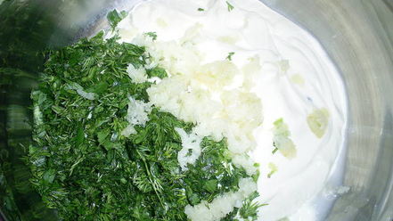 Рецепт рулетиков из куриной грудки, запеченные под сметанно-чесночным соусом