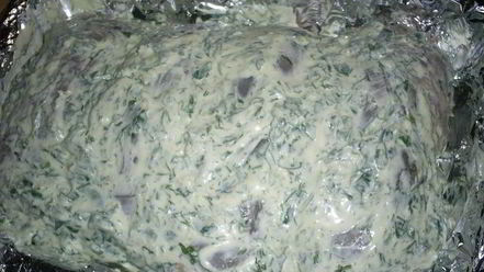 Рецепт рулетиков из куриной грудки, запеченные под сметанно-чесночным соусом